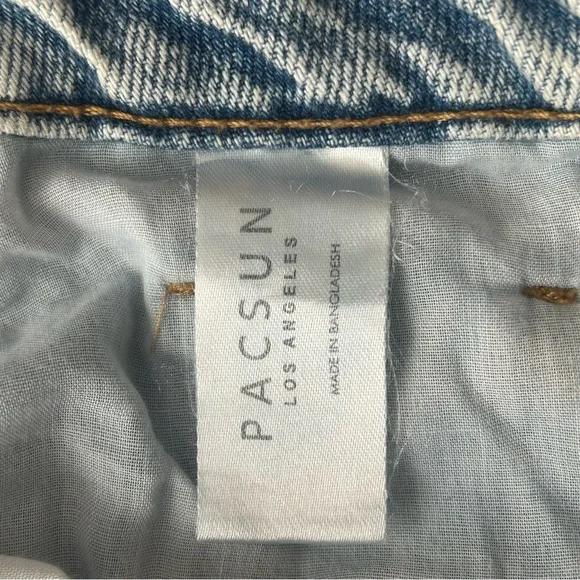 Pac Sun light wash 2.5” denim Mom short Jean shorts - Picture 6 of 7